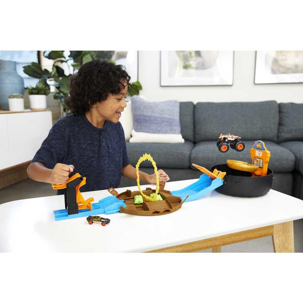 Hot Wheels Monster Trucks Stunt Tire Bundle, Ages 4+