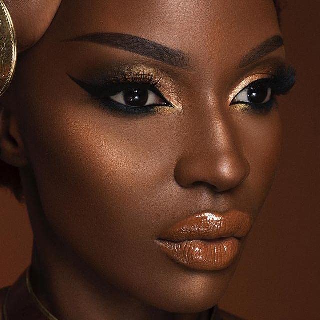 Juvia's Place Loose Highlighter Nubian Royalty 1 - Illuminating Loose Powder Highlighter Makeup, Shimmer Powder that gives Radiant Glow - Suitable for all Skin Tone
