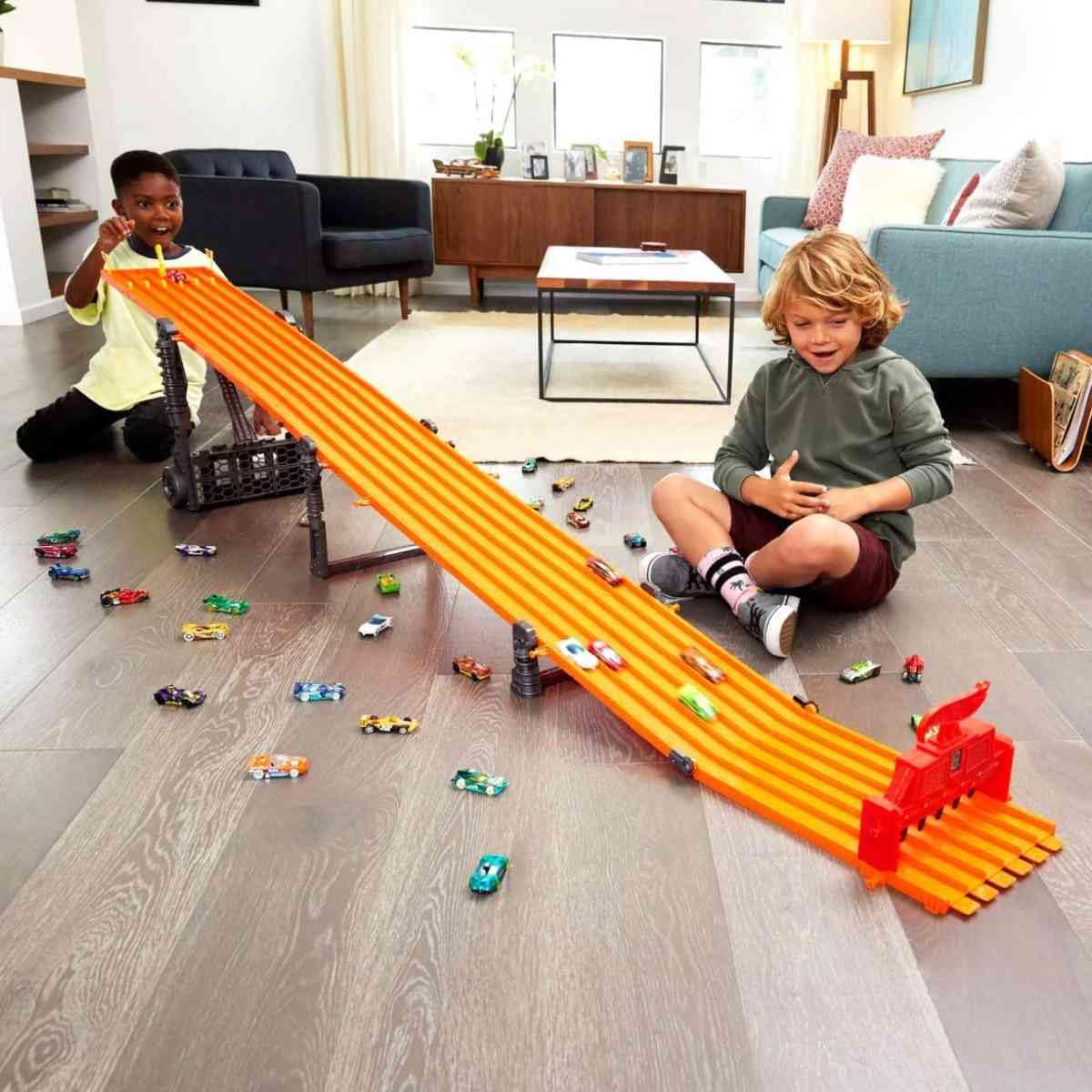 Hot Wheels Toy Car Playset with Lights, Sounds & 6 1:64 Scale Vehicles, Super 6-Lane Raceway, 8-foot Track that Rolls Up for Storage (Amazon Exclusive)