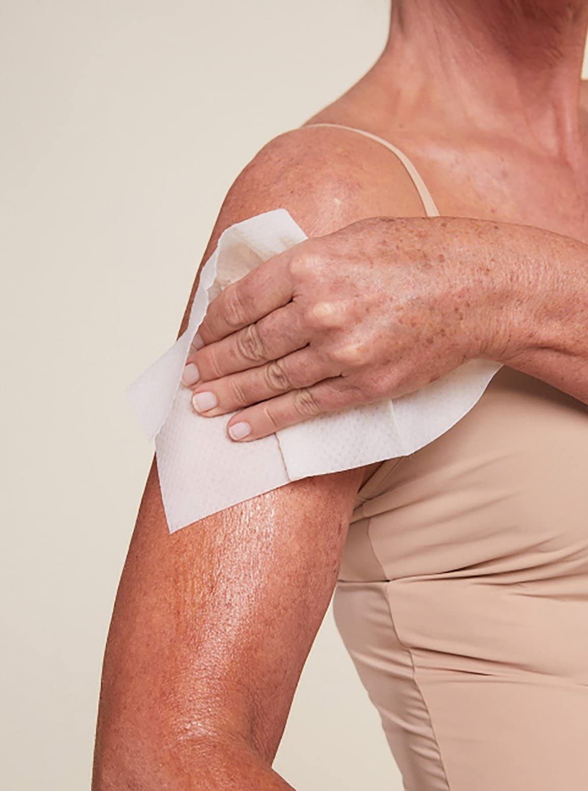 Dr. Dennis Gross Alpha Beta Exfoliating Body Treatment | Multi-Tasking Powered by AHA/BHAs for Smooth, Hydrated Skin While Improving Ingrown Hairs, Keratosis Pilaris, and Blemishes | 2 Textured Towels