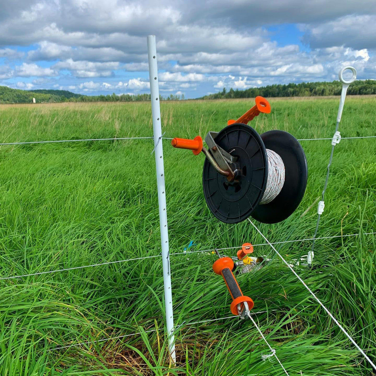 Gallagher Economy Electric Fence Reel | Holds 1640' Poly Wire and 656' of 0.5" Tape | Zinc Coated Frame | Positive Locking Ratchet Mechanism | UV Stabilized