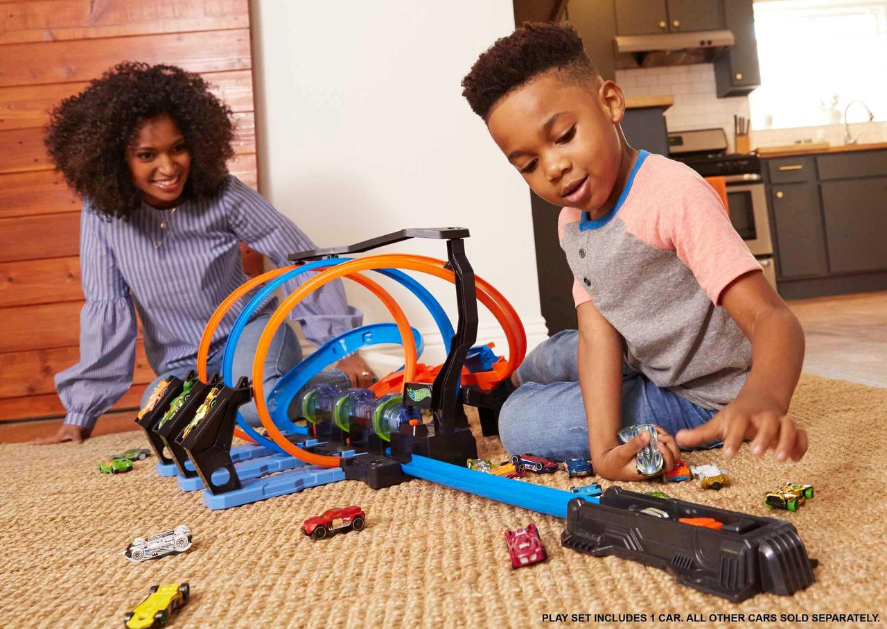 Hot Wheels Track Set and Toy Car, Large-Scale Motorized Track with 3 Corkscrew Loops, 3 Crash Zones and Toy Storage (Amazon Exclusive)