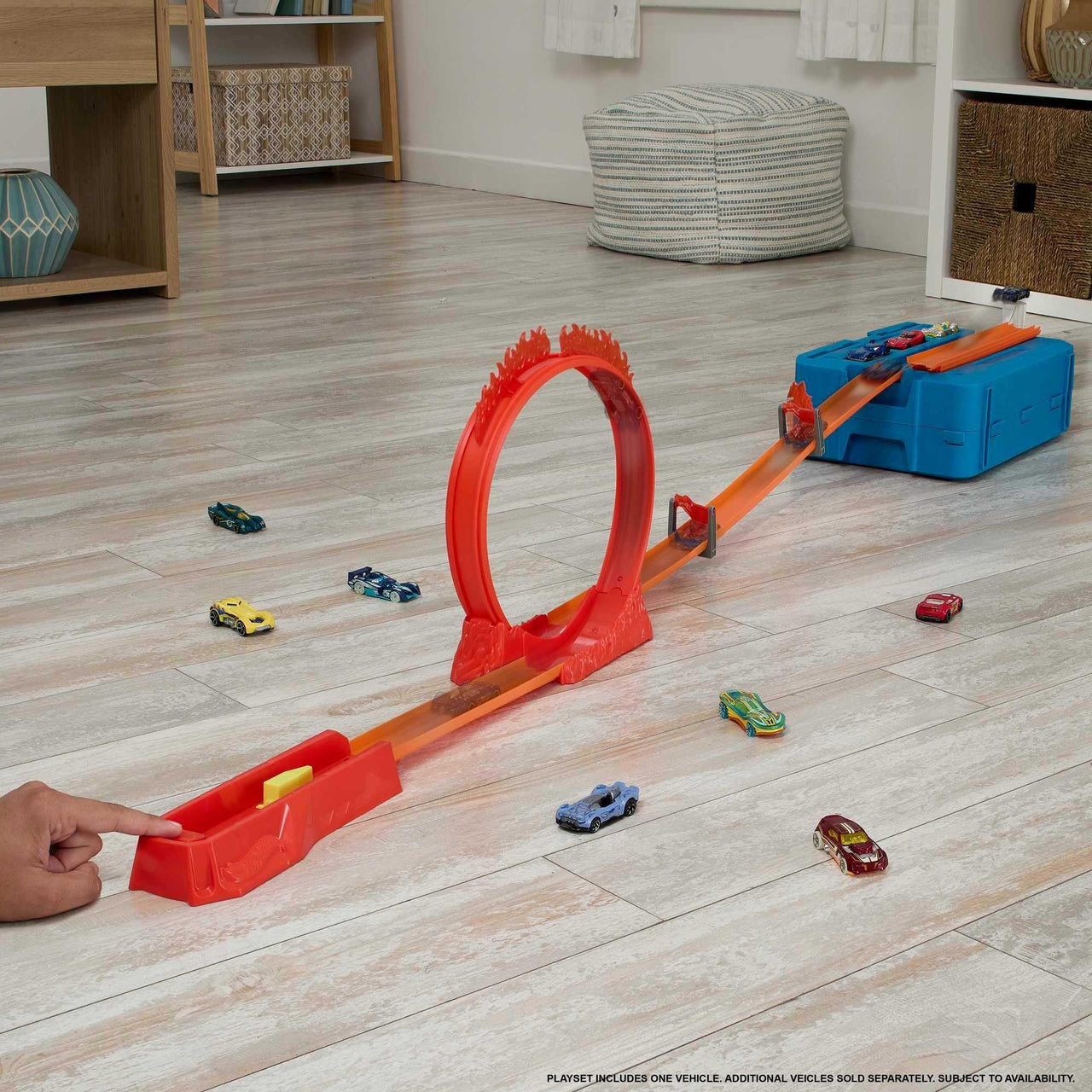 Hot Wheels Toy Car Track Set, Track Builder Playset Flame Stunt Pack with 16 Component Parts & 1:64 Scale Vehicle in Modular Storage Container