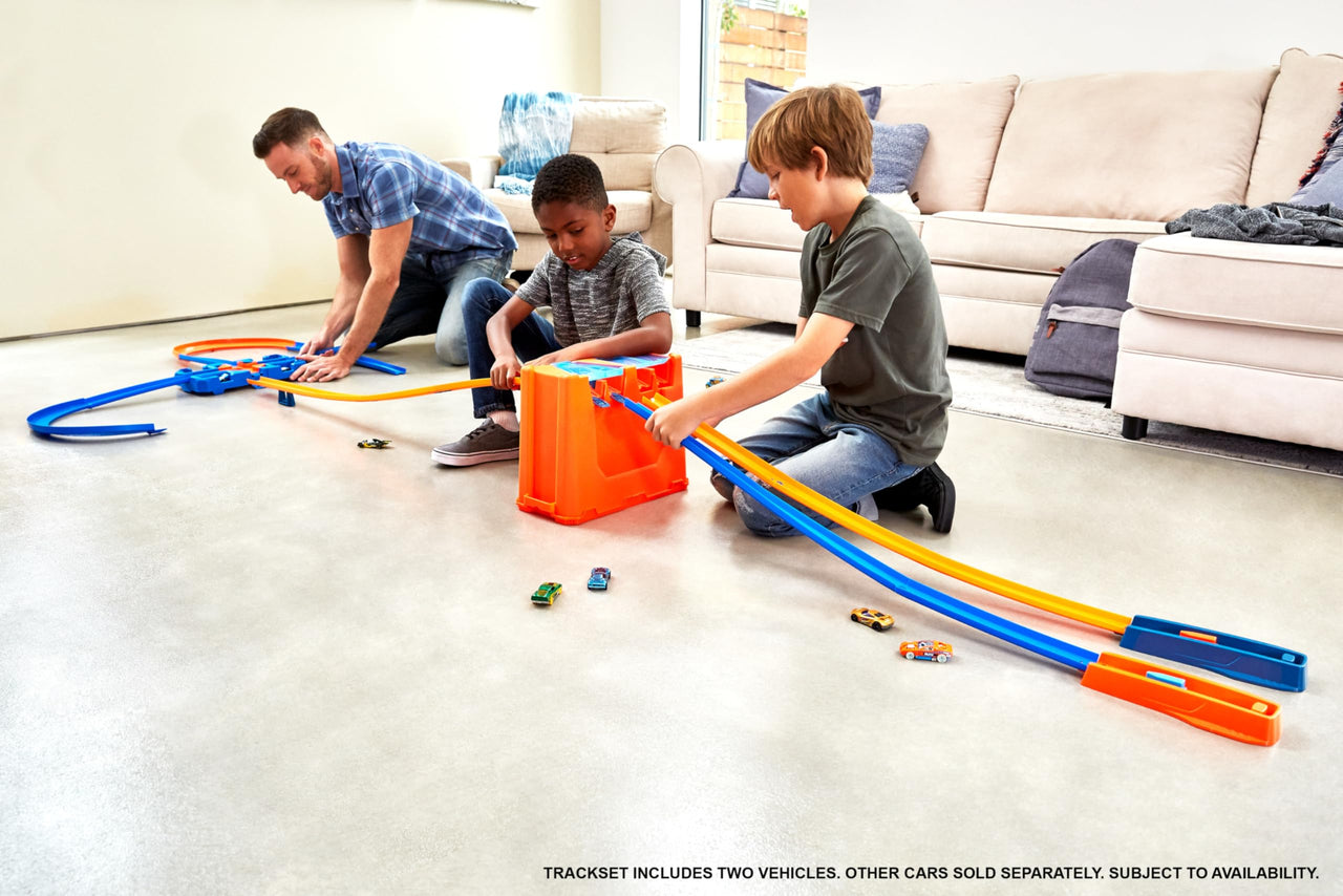 Hot Wheels Toy Car Track Builder Playset, Deluxe Stunt Box with 25 Component Parts & 1:64 Scale Vehicle (Amazon Exclusive)