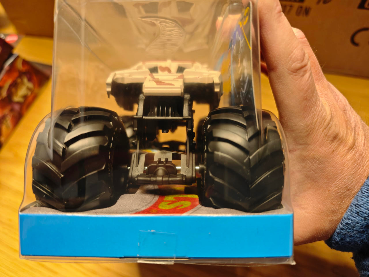 Hot Wheels Monster Trucks, Oversized Monster Truck, 1:24 Scale Die-Cast Toy Truck with Giant Wheels and Cool Designs