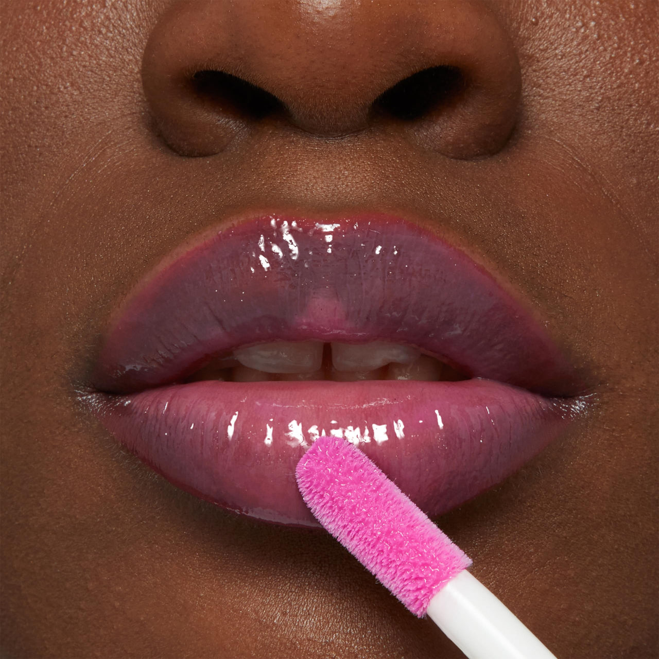 MAYBELLINE Lifter Gloss Lifter Plump, Plumping Lip Gloss with Chili Pepper and 5% Maxi-Lip, Pink Sting, Sheer Bubblegum Pink, 1 Count